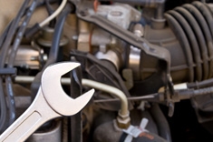 Clé plate sur fond de moteur de voiture