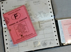 Permis de conduire posé sur un certificat d'immatriculation