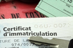 Certificat d'immatriculation accompagné de clefs de voiture, permis de conduire et certificat d'assurance