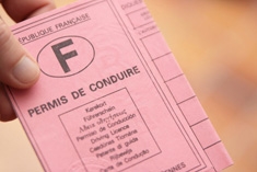 Main présentant un permis de conduire