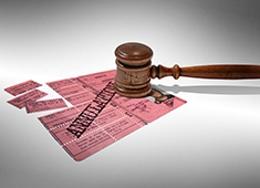 Marteau frappant un permis de conduire avec écrit Annulation en filigrane