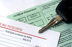 Certificat d'assurance accompagné de clefs de voiture