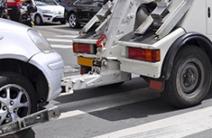 Camion fourrière tractant une voiture