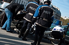 Policiers entrain de contrôler un motocycliste