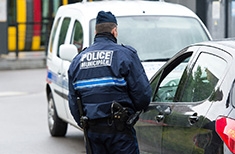 Policier municipal lors d'un contrôle routier