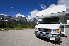 Camping car sur une aire de repos