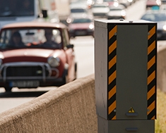 Radar automatique au bord d'une autoroute
