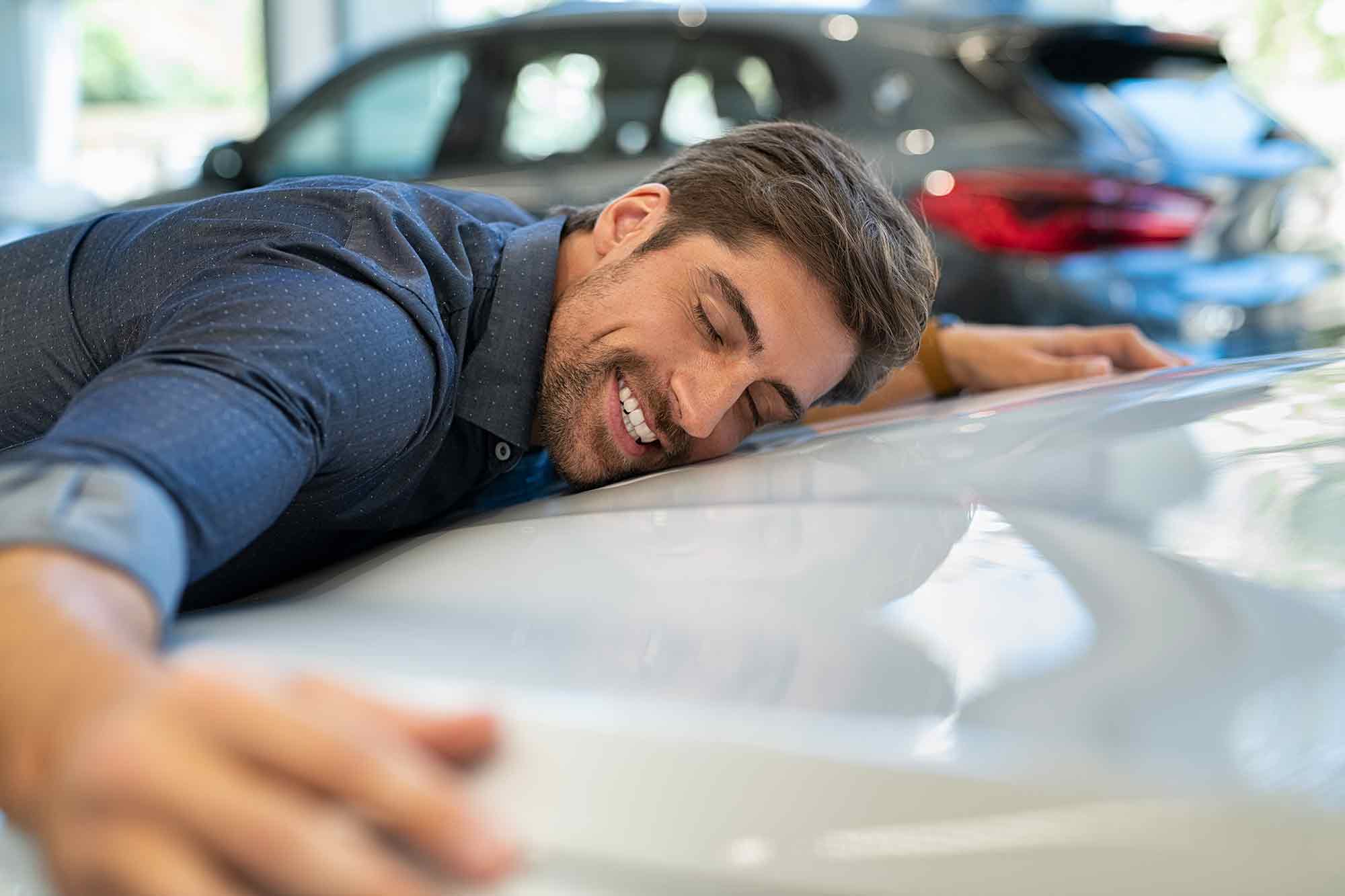 homme qui enlace sa voiture