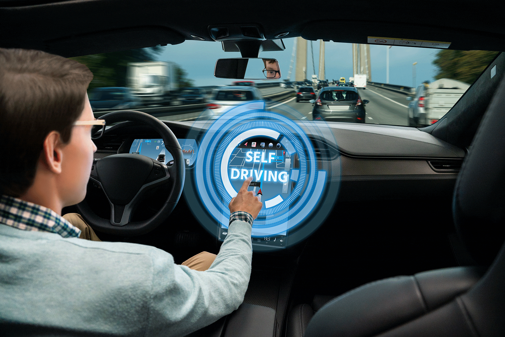Personne enclanchant la conduite autonome de sa voiture