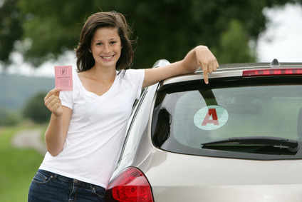 Jeune conductrice avec permis de conduire et A sur la voiture