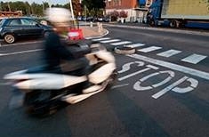 Motocycliste en mouvement s'arrêtant au stop