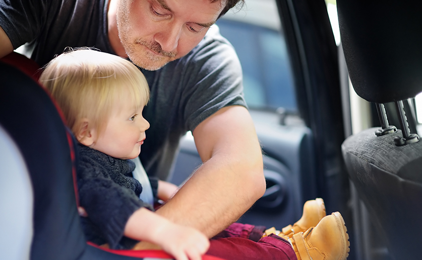 Votre enfant est-il bien attaché en voiture ?