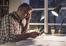 Homme mécontent lisant un papier