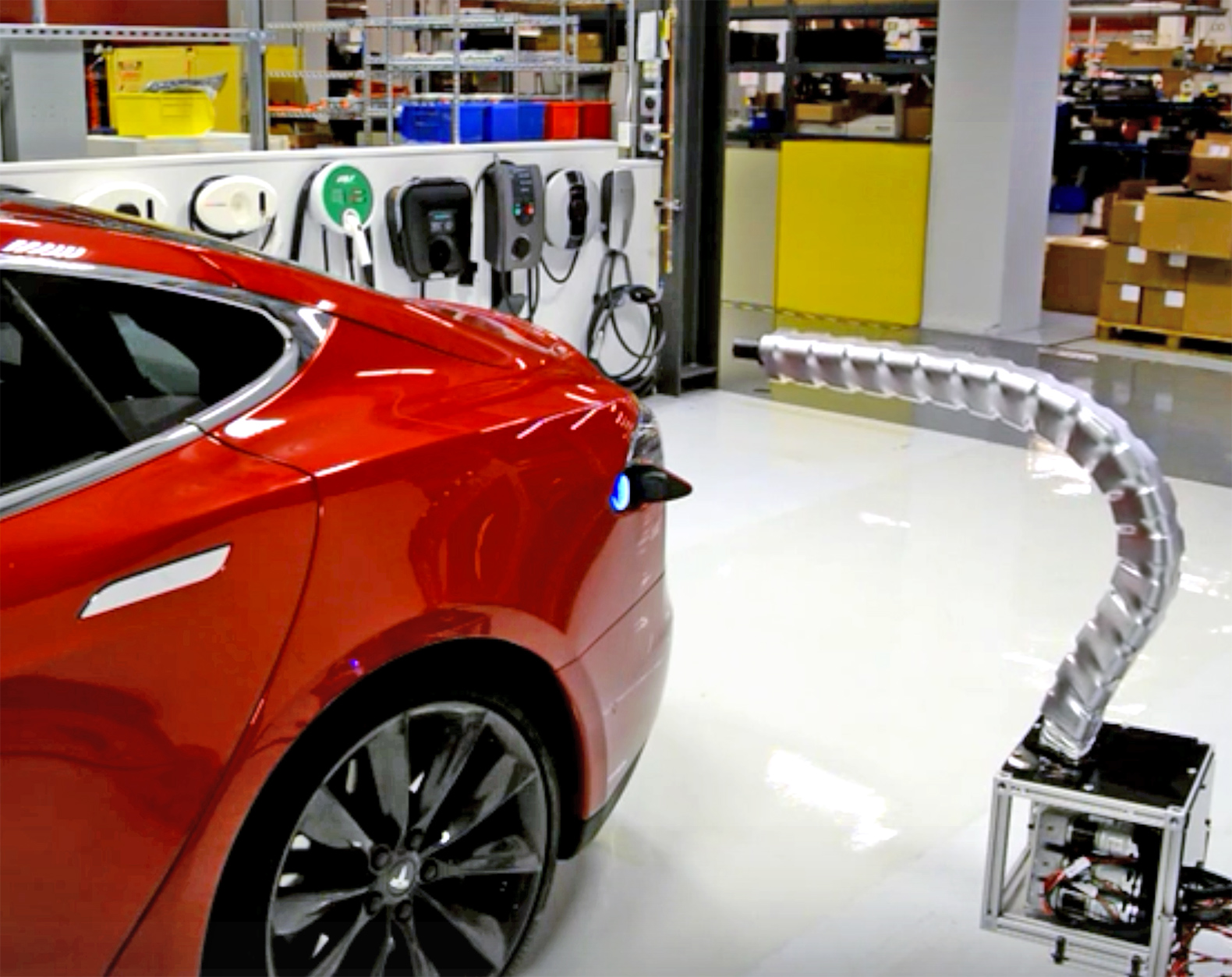 TESLA - ROBOT QUI RECHARGE AUTOMATIQUEMENT LE VEHICULE