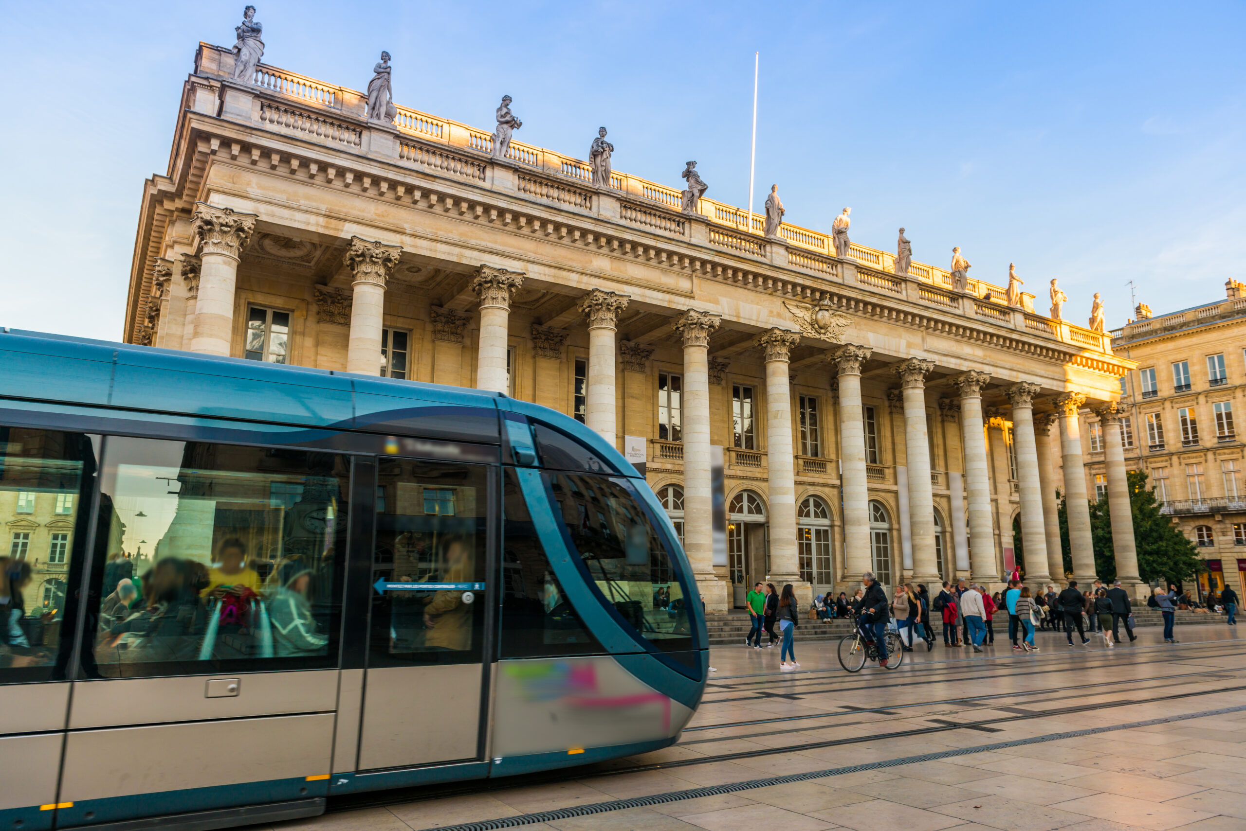 Tramway devant un bâtiment