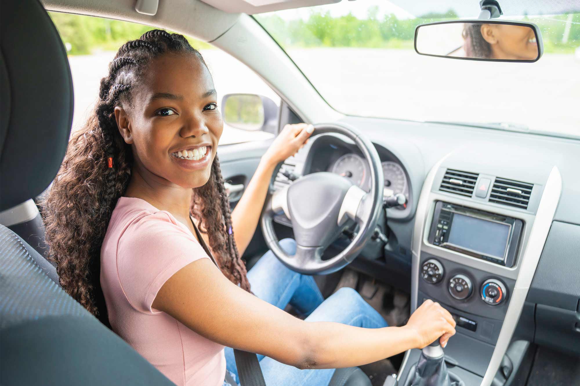 Rouler avec un permis français à 17 ans à l’étranger : possible ?