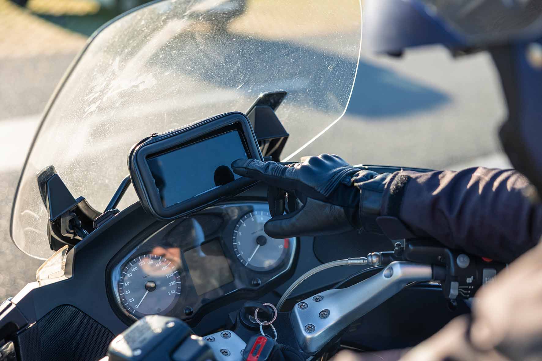 Le smartphone, nouveau copilote de vos road-trips à moto !